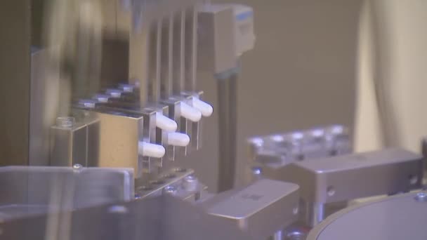 Drugsproductie. Farmaceutische fabriek. Geneeskunde transportband. — Stockvideo