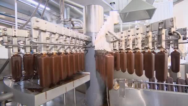 Dondurma ve süt ürünleri fabrikası. Üretim otomasyonu. — Stok video