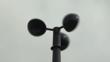 Meteorolojide rüzgâr hızını ölçmek için Anemometre. Döndürme hızı rüzgar hızını gösterir.