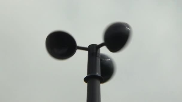 Anemometer for measuring wind speed in meteorology. Rotation indicates wind speed. — Stock Video