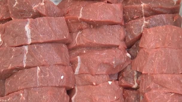 Carne de res recién picada. Trozos de carne cruda . — Vídeos de Stock