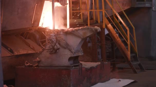 Steelworks. Liquid hot metal, manufacture of metal products. — Stock Video