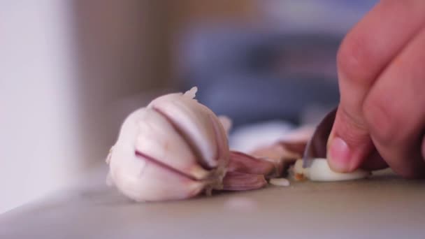 Manos Hombre Cortando Ajo Pedazos Pequeños Tabla Cortar Cocina — Vídeo de stock