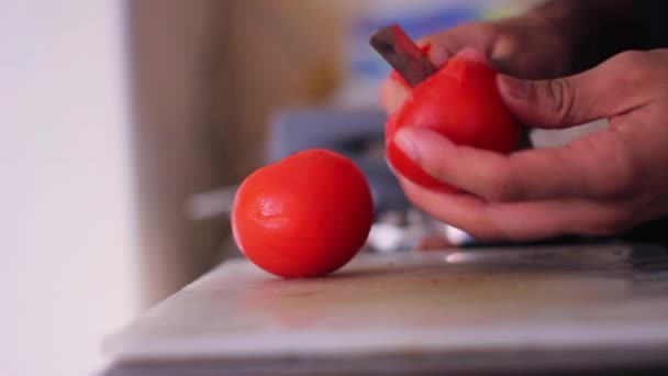 Descascando Tomate Cozinha — Vídeo de Stock