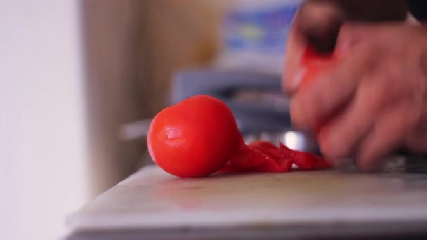 Removendo Casca Tomate — Vídeo de Stock