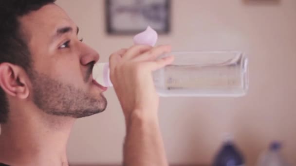 Közel Egy Férfi Ivóvíz Egy Üveg Otthon — Stock videók
