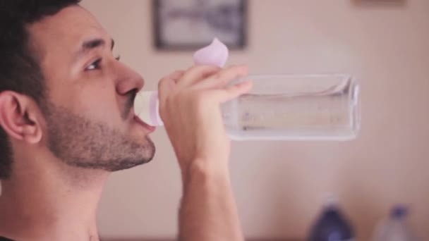 Gros Plan Homme Buvant Eau Une Bouteille Maison — Video