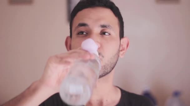 Uomo Che Beve Acqua Dalla Bottiglia — Video Stock