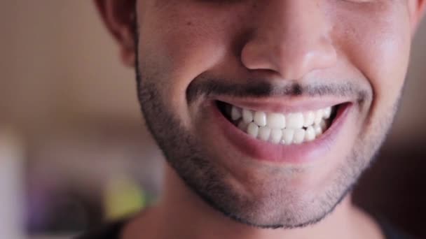 Sorrindo Boca Masculina Com Dentes Brancos Ideais Dentes Brancos Sorriso — Vídeo de Stock