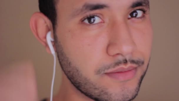 Mann Trägt Kopfhörer Und Hört Hause Musik — Stockvideo