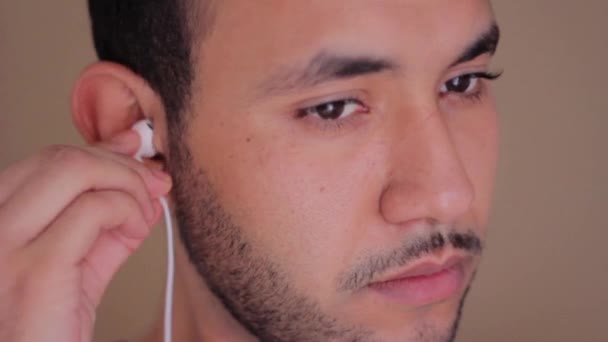 Man Wearing Earphones Listening Music Smartphone — Stock Video