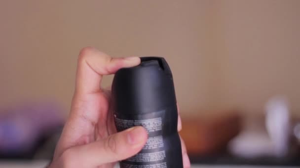 Man Hand Splash Spray Deodorant — Stock Video