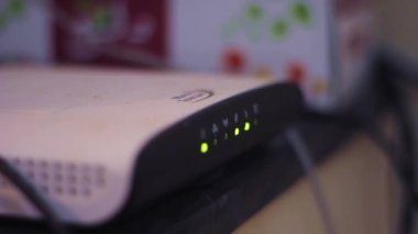 Işıklar ve internet bağlantısı durumu olan kablosuz ağ yönlendirici çalışıyor