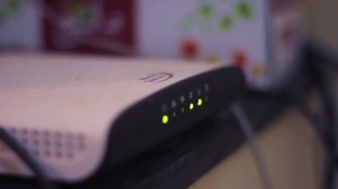 Wi-Fi yönlendirici simgeleri yanıp sönüyor