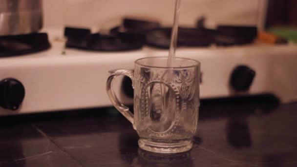 Cerrar Llenar Vaso Transparente Con Agua Fría Una Botella Vidrio — Vídeo de stock