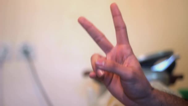 Ręka Mężczyzny Podnosząca Znak Pokoju Lub Numer Dwa Dwoma Palcami — Wideo stockowe