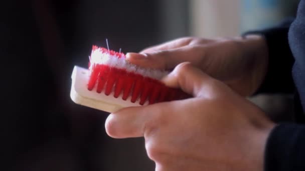 Uma Mão Homem Esfregando Dedos Contra Escova Limpeza — Vídeo de Stock