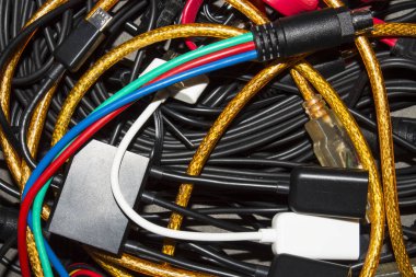 Bilgisayar ve telefon için farklı tel bağlantısı.