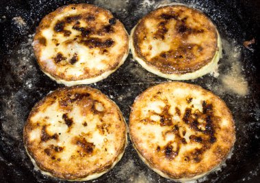 Bir tavada yağda kızarmış kabak.