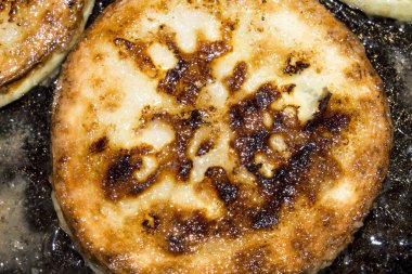 Bir tavada yağda kızarmış kabak.