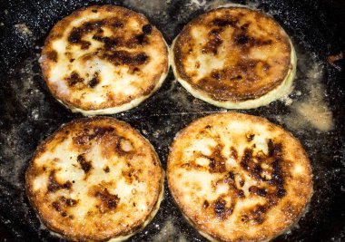 Bir tavada yağda kızarmış kabak.