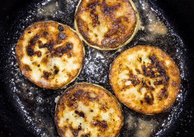 Bir tavada yağda kızarmış kabak.