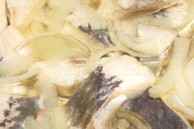 Arka plan ringa balığı yağda dilimler.