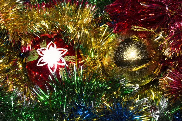 Sfondo Natalizio Pioggia Capodanno Decorazioni Natalizie Luminose — Foto Stock