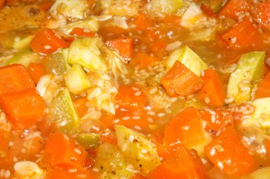 Sebze Güveç. Kızarmış kabak susam ile. Arka planını haşlanmış sebze.