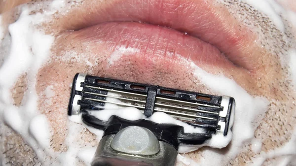 Man Rakar Maskinen Bakgrunden Rakning Med Shaving Cream — Stockfoto