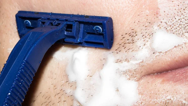 Man Rakar Maskinen Bakgrunden Rakning Med Shaving Cream — Stockfoto