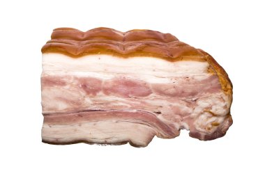 Beyaz bir arka plan üzerine pastırma füme. Beyaz arka plan üzerinde izole pastırma. Domuz eti parçası.