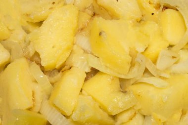 Soğanlı patates kızartması. Arka plan rustik kızarmış patates. Rus patates.