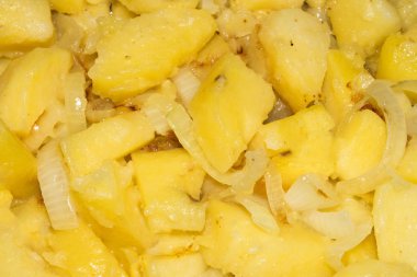 Soğanlı patates kızartması. Arka plan rustik kızarmış patates. Rus patates.