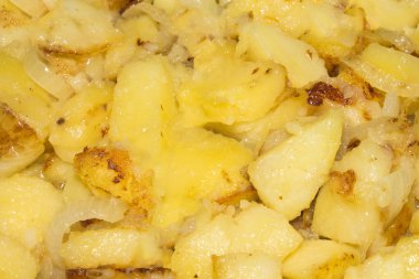 Soğanlı patates kızartması. Arka plan rustik kızarmış patates. Rus patates.
