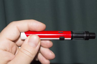 Elektronik Sigara elinde. Sigara Aksesuarları. Tütün Ürünleri Imalati.