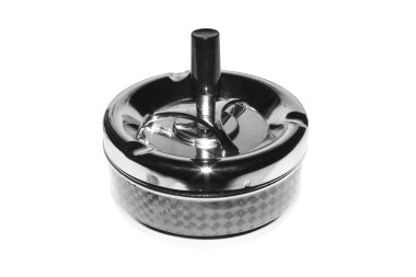 Beyaz bir arka plan üzerinde mekanizması iplik ile metal kül tablası.