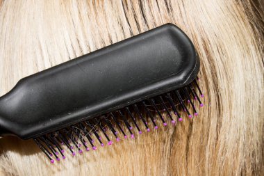 Kadın saç tarağı ile tarama. Kadın saç arka plan.