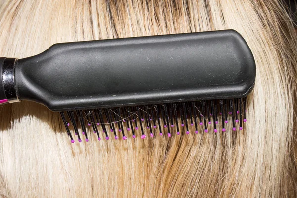 Peinar Cabello Femenino Con Peine Fondo Del Cabello Femenino —  Fotos de Stock