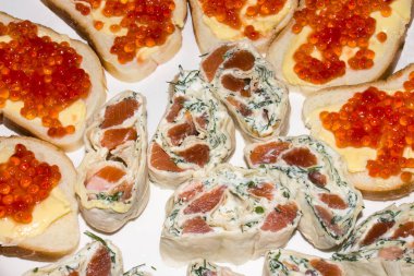 Pita ekmeği ile kırmızı balık alır. Sandviç kırmızı havyar ile.