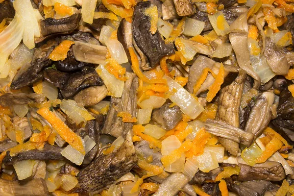 Mantar kızarmış soğan ve havuç. Kızarmış yağlı mantar arka plan.