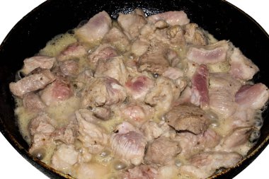 Beyaz zemin üzerinde bir tavada kızarmış et.