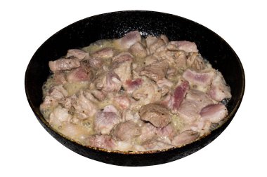 Beyaz zemin üzerinde bir tavada kızarmış et.