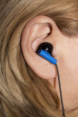 İnsan kulağının kulaklık. Mezartaşı için iletişim insan kulak.