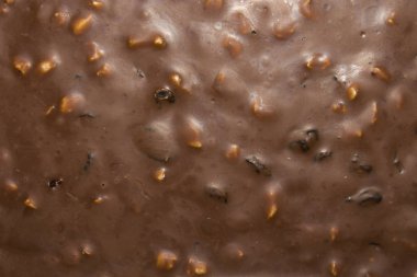 Doku kuru üzüm ve fındık ile sütlü çikolata. Çikolata üstten görünüm.