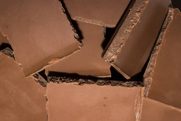 Chocolate Leite Quebrado Fatias Vista Superior Fundo Chocolate Leite — Fotografia de Stock