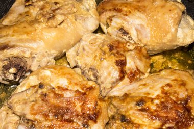 Kızarmış tavuk uyluk altın kabuk ile. Kızarmış tavuk arka plan.