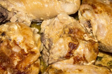 Kızarmış tavuk uyluk altın kabuk ile. Kızarmış tavuk arka plan.
