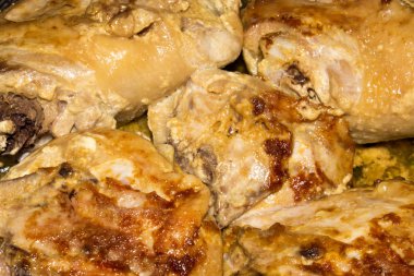 Kızarmış tavuk uyluk altın kabuk ile. Kızarmış tavuk arka plan.