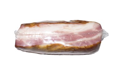 Bir parça domuz eti beyaz bir arka plan üzerinde vakum paketi.